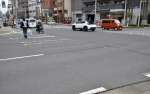 白線の摩耗が進んだ横断歩道＝３日、鹿児島市西田１丁目