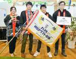 井上朝陽監督（右から２人目）らＭａｋｕｒａｚａｋｉ縁ジェルスのスタッフ＝枕崎市住吉町