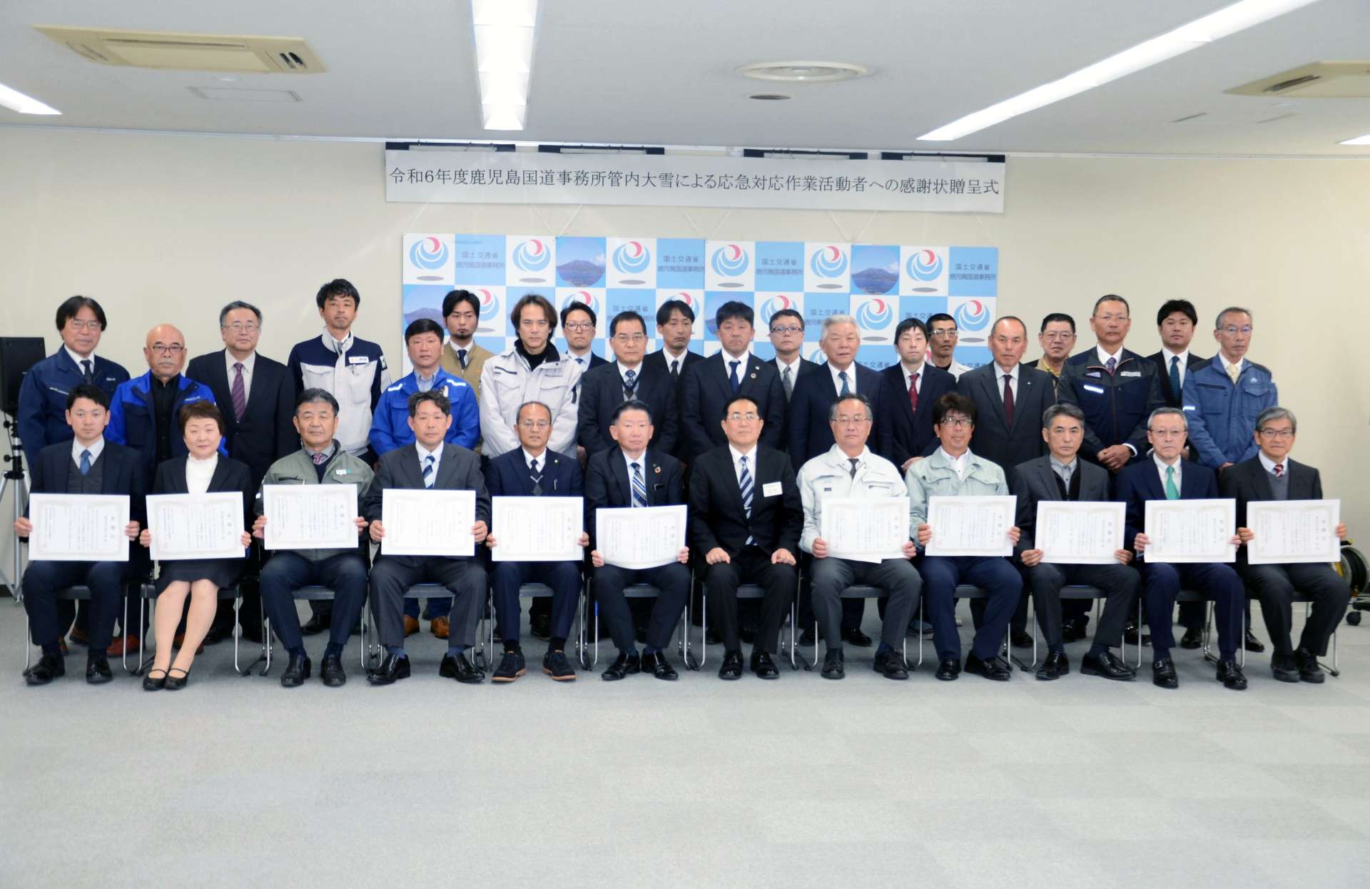 感謝状を受け取った建設会社の代表者ら＝鹿児島市の国土交通省鹿児島国道事務所