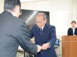 感謝状を受け取る建設会社の代表者＝鹿児島市の国土交通省鹿児島国道事務所