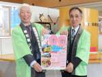 春の木市開催をＰＲする鹿児島市木市振興会の藤田繁利会長（左）と向井勝宏副会長＝２８日、同市の南日本新聞社
