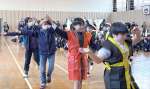 菱刈音頭を踊る児童と地域住民＝伊佐市の菱刈小学校（同校提供）