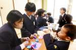 放課後教室で折り紙を作る川畑小児童と加世田高校生＝南さつま市の川畑里公民館