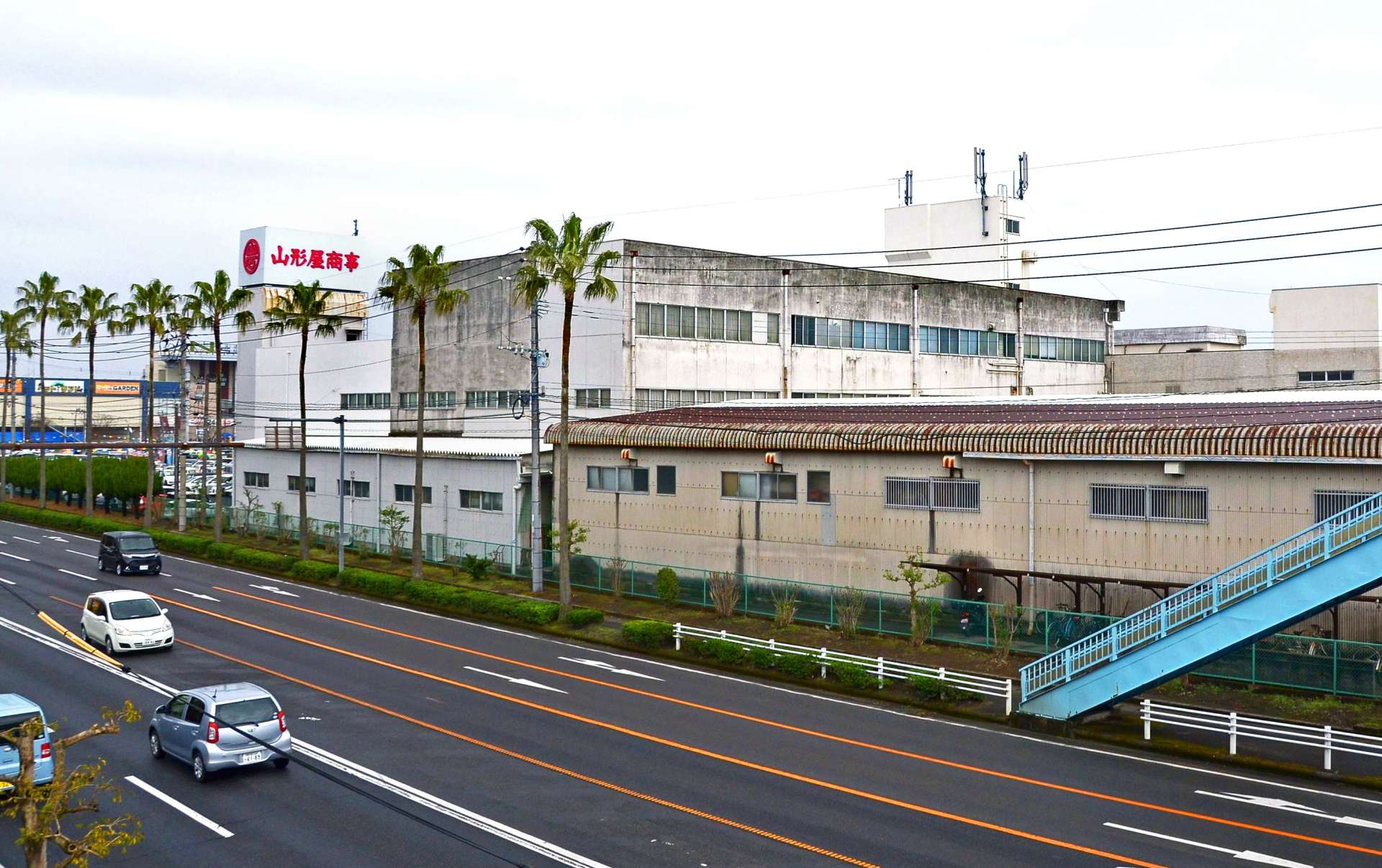 〈別カット〉経営再建の一環で、吸収合併される山形屋商事＝４日、鹿児島市卸本町