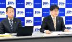 大崎事件に関する会長声明を発表する日弁連の野呂圭副会長（右）ら＝５日、東京・霞が関