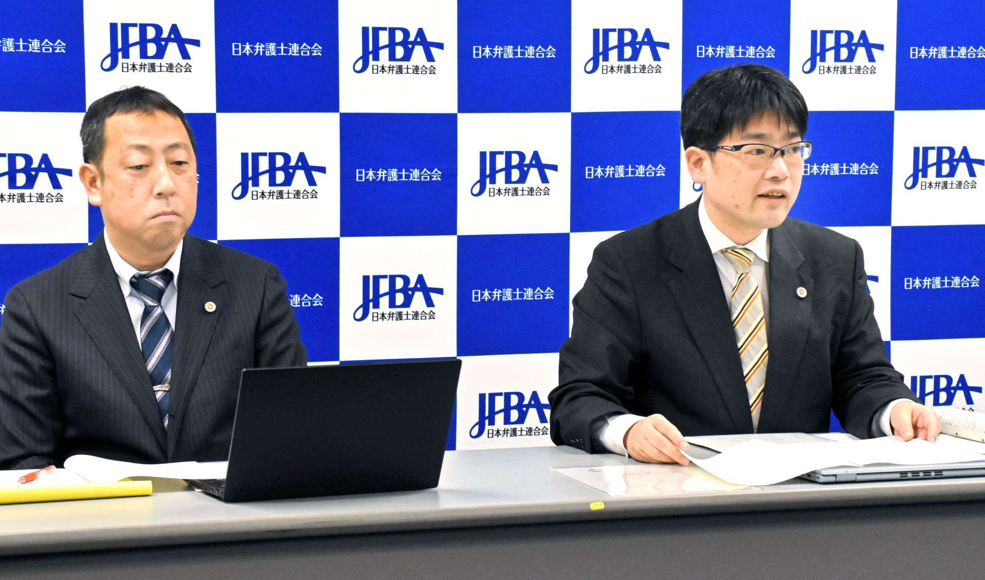 大崎事件に関する会長声明を発表する日弁連の野呂圭副会長（右）ら＝５日、東京・霞が関