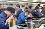 てん茶の品質審査を学ぶ茶生産者ら＝５日、鹿児島市のかごしま茶流通センター