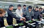 てん茶の品質審査を学ぶ茶生産者ら＝５日、鹿児島市のかごしま茶流通センター