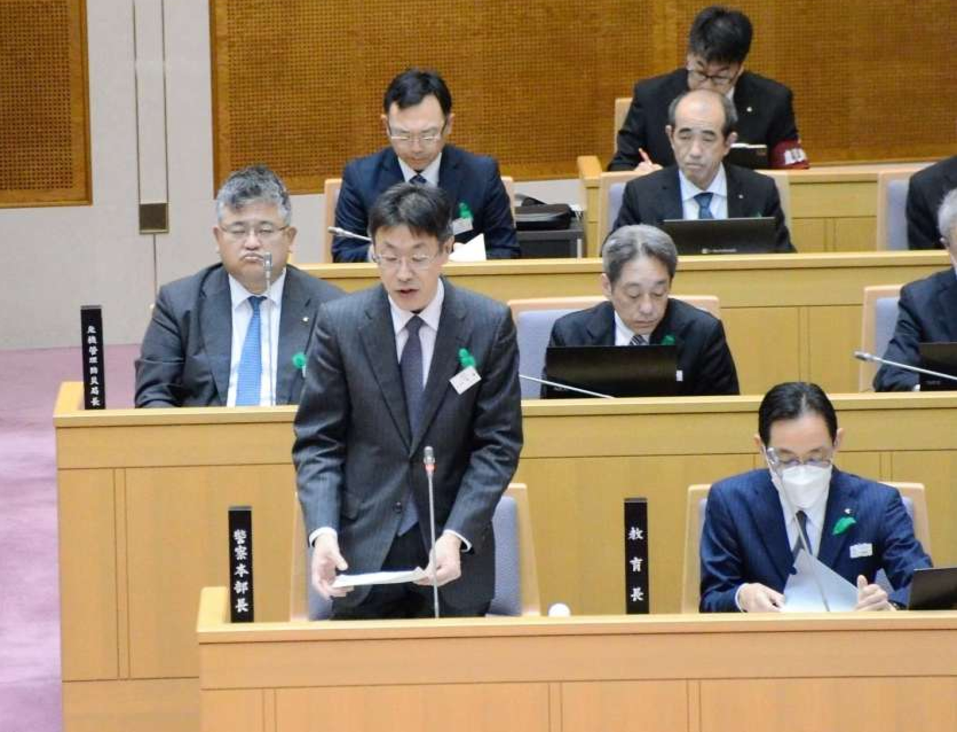 手錠をしたままの取り調べについて答弁する県警の岩瀬聡本部長＝５日、鹿児島市の県議会