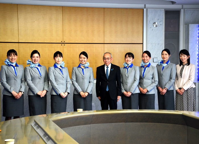 〈資料写真〉藤本徳昭副知事（中央）を表敬訪問したＡＮＡの客室乗務員ら＝鹿児島県庁（２４年４月４日）