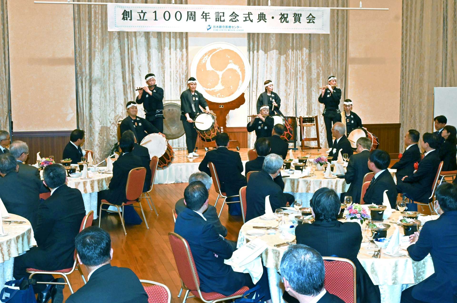 出水総合医療センター創立１００年を祝う和太鼓集団「和楽」＝出水市文化町