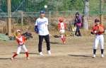 子どもたちのキャッチボールを見つめる川上憲伸さん＝日置市日吉