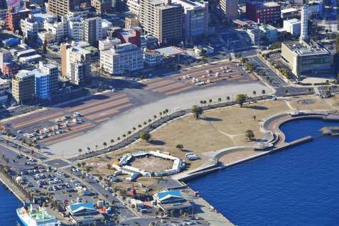 〈資料写真〉入札不調となったドルフィンポート跡地の鹿児島県新総合体育館事業予定地＝２０２４年１月、本社チャーター機から撮影