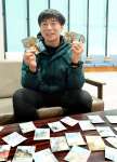 垂水市の名所や歴史を盛り込んだかるたを製作した地域おこし協力隊の高櫻健一さん＝垂水市立図書館