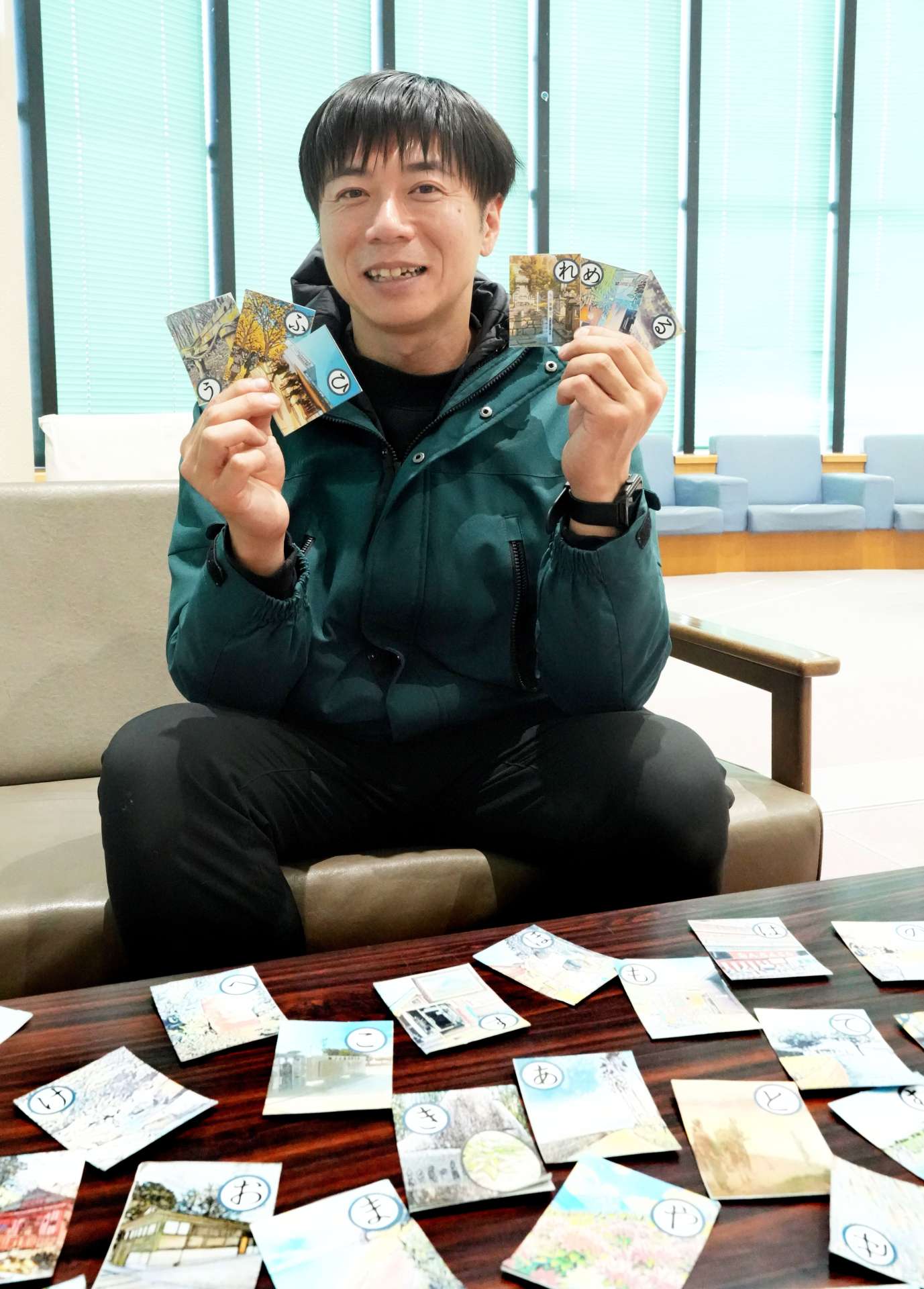 垂水市の名所や歴史を盛り込んだかるたを製作した地域おこし協力隊の高櫻健一さん＝垂水市立図書館