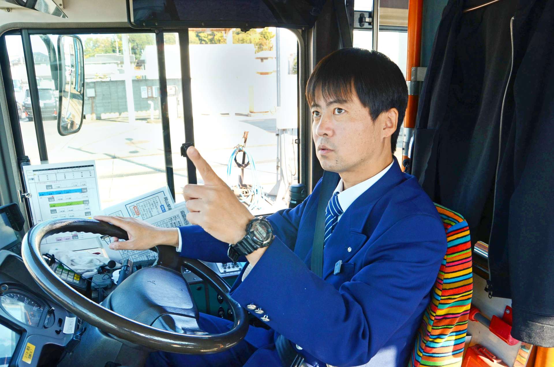 運行前に指差し確認をする栗原秀之さん＝２０２４年１１月、岡山市東区の両備バス西大寺営業所
