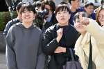 〈関連〉合格掲示板で自分の番号を確認し、笑顔を見せる受験生ら＝７日、鹿児島市郡元１丁目の鹿児島大学