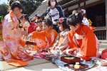 晴れ着姿で菓子を交換する女児たち＝薩摩川内市の旧増田家住宅