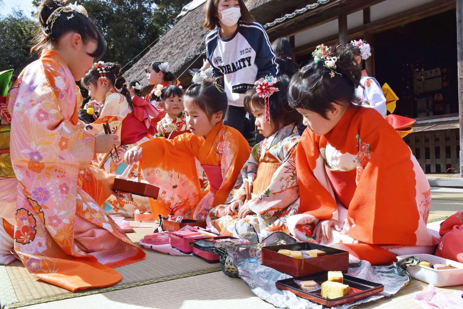 晴れ着姿で菓子を交換する女児たち＝薩摩川内市の旧増田家住宅