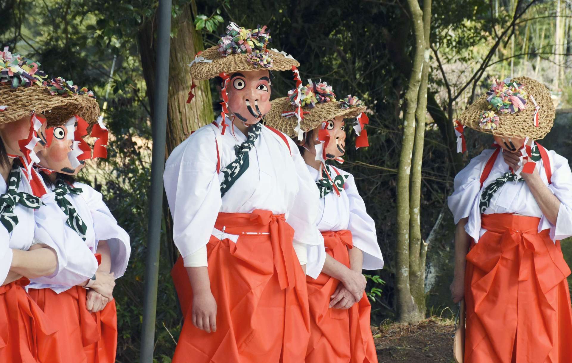 本番前にくつろぐ田の神さあ＝霧島市国分清水３丁目の天御中主（北辰）神社