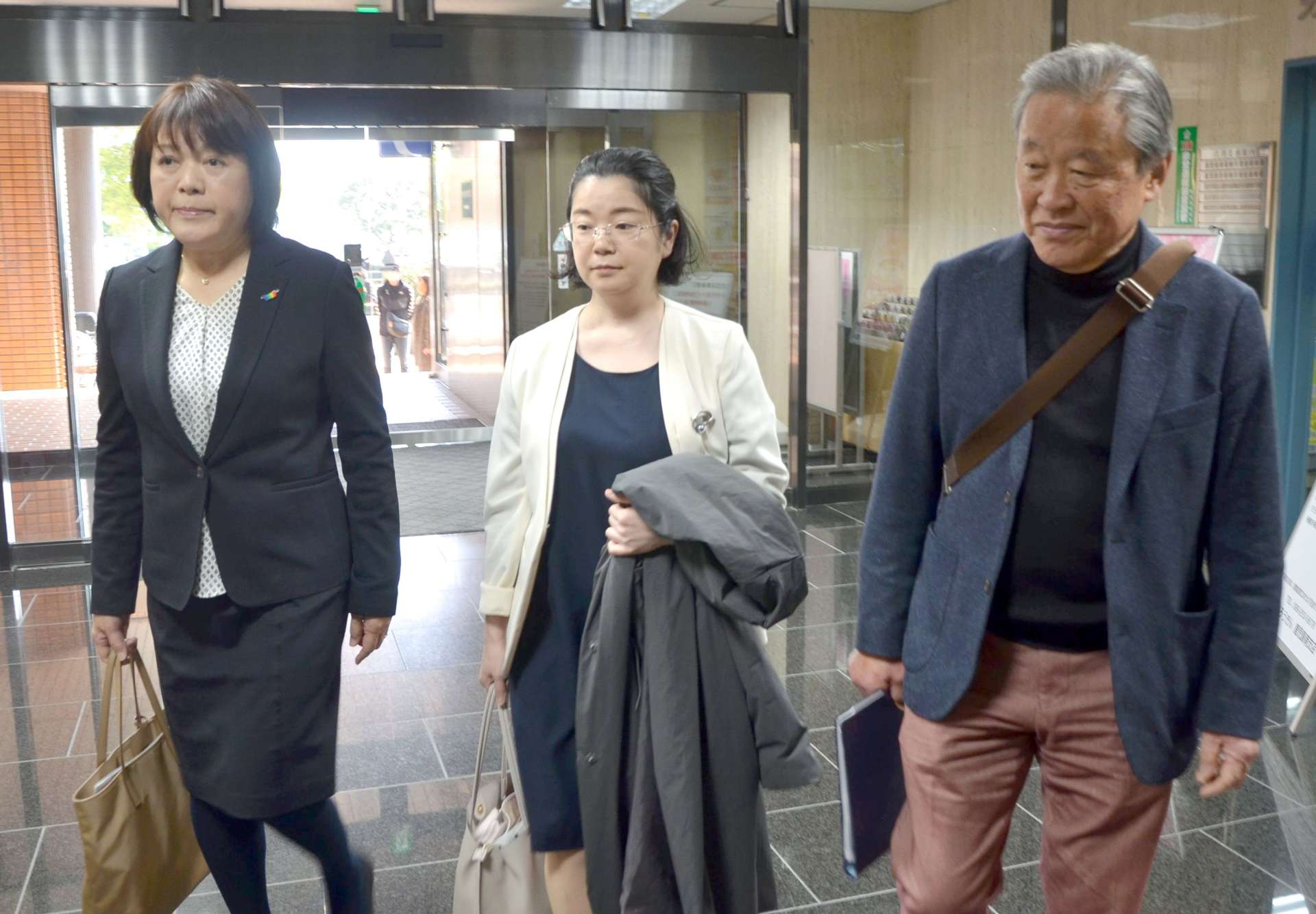 立憲民主党県連役員とともに連合鹿児島を訪ねる尾辻朋実氏（中央）＝２月２７日、鹿児島市