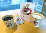 オリジナルステッカー付きの「濃ぃヒー」＝鹿児島市中央町のＨＡＴＡＮＡＫＡ　ＣＯＦＦＥＥ