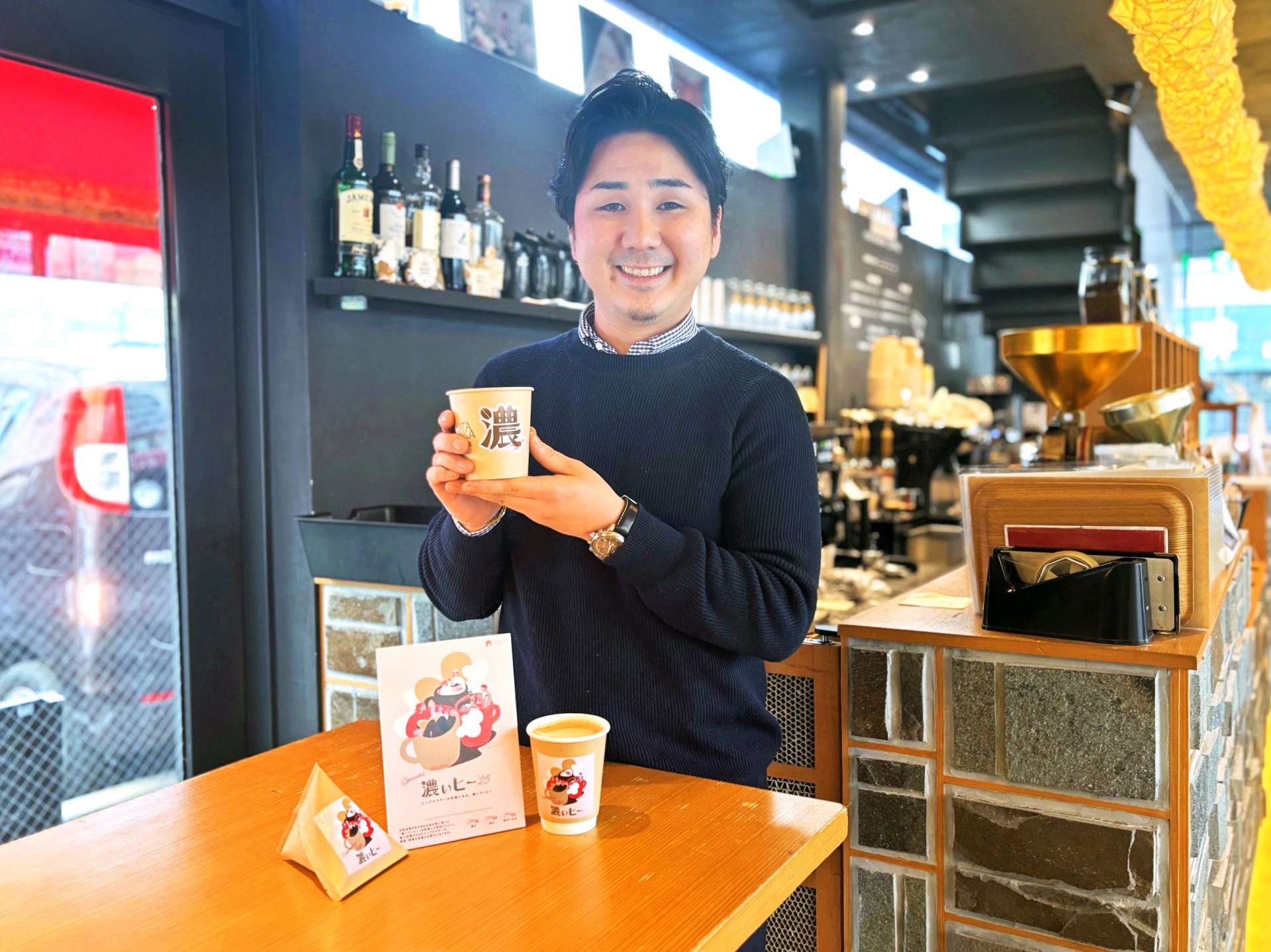 「コーヒーをきっかけに支援活動に関心を持ってもらえたら」と話す畠中康志さん＝７日、鹿児島市中央町のＨＡＴＡＮＡＫＡ　ＣＯＦＦＥＥ