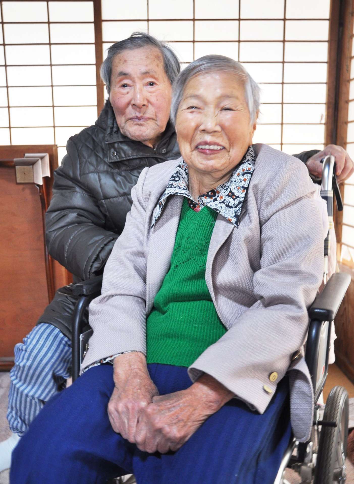 「長生きできるのは、弟たちのおかげ」と語る福永美子さん（手前）と重治さん＝曽於市末吉町岩崎