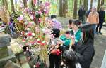 華やかなダゴ花を選ぶ子どもたち＝志布志市松山町尾野見の霧島神社