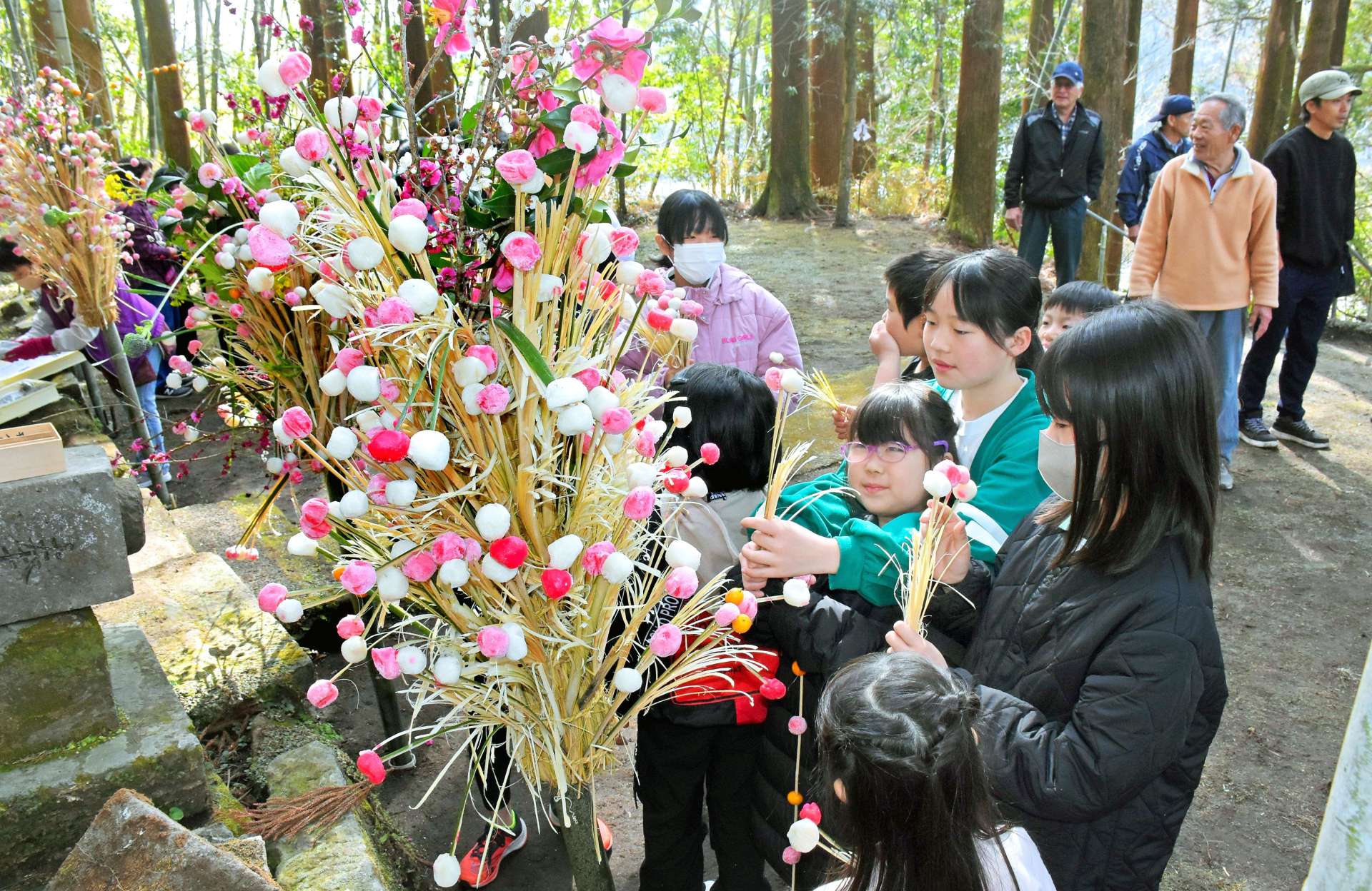 華やかなダゴ花を選ぶ子どもたち＝志布志市松山町尾野見の霧島神社
