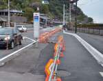 左折車線上に取り残されたバス停＝鹿児島市吉野町