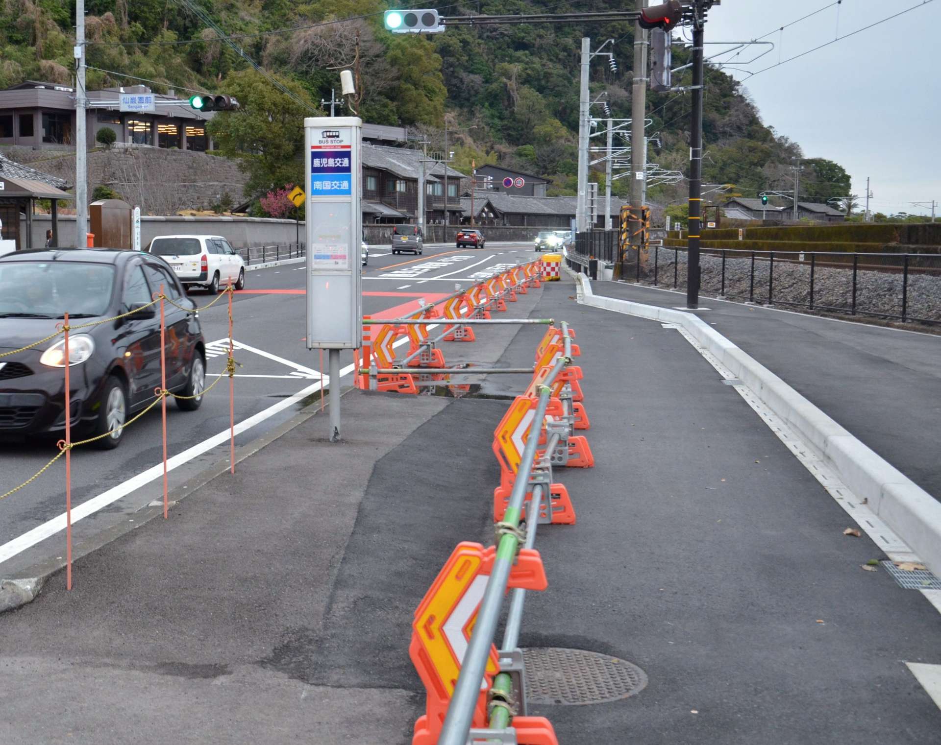 左折車線上に取り残されたバス停＝鹿児島市吉野町