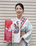 本場大島紬フェスティバルのＰＲをする本場大島紬クイーンの林アルムさん＝鹿児島市の南日本新聞社