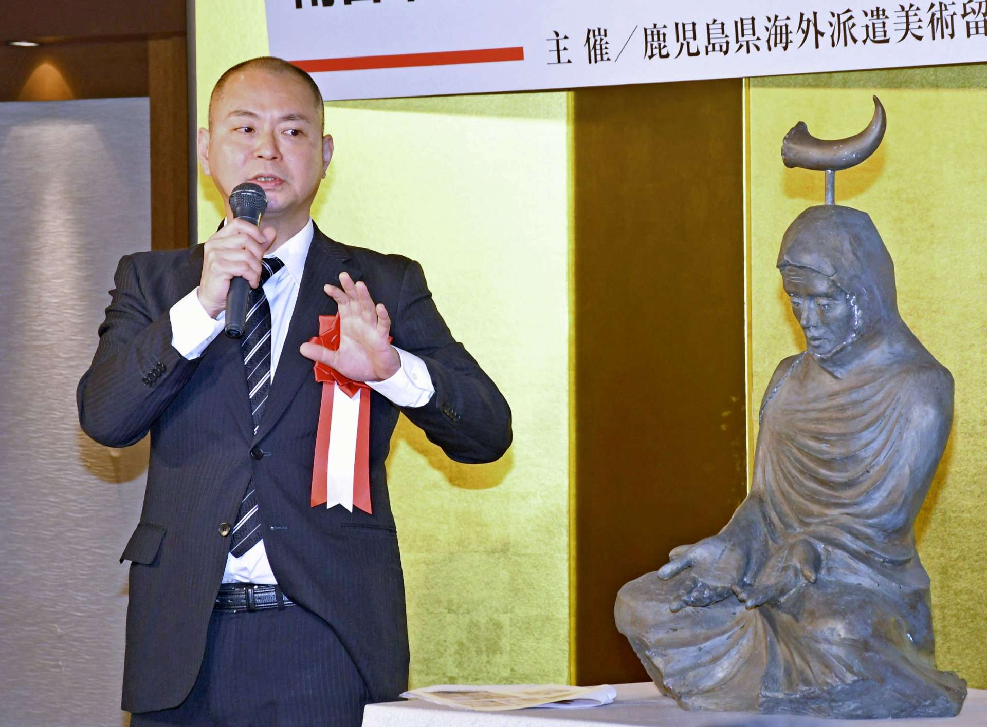 壮行会で自身の作品を解説する美坂康太郎さん＝７日、鹿児島市の城山ホテル鹿児島