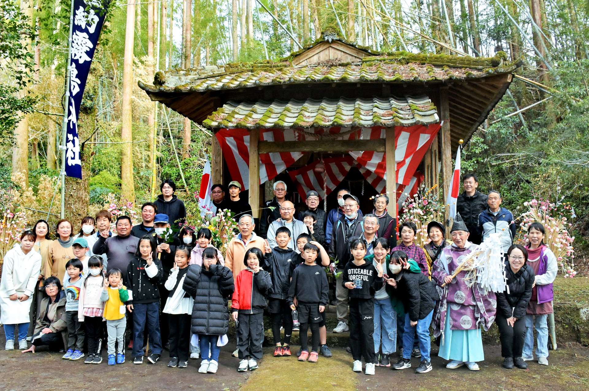 霧島神社のダゴ祭りに集まった地域住民ら＝志布志市松山町尾野見