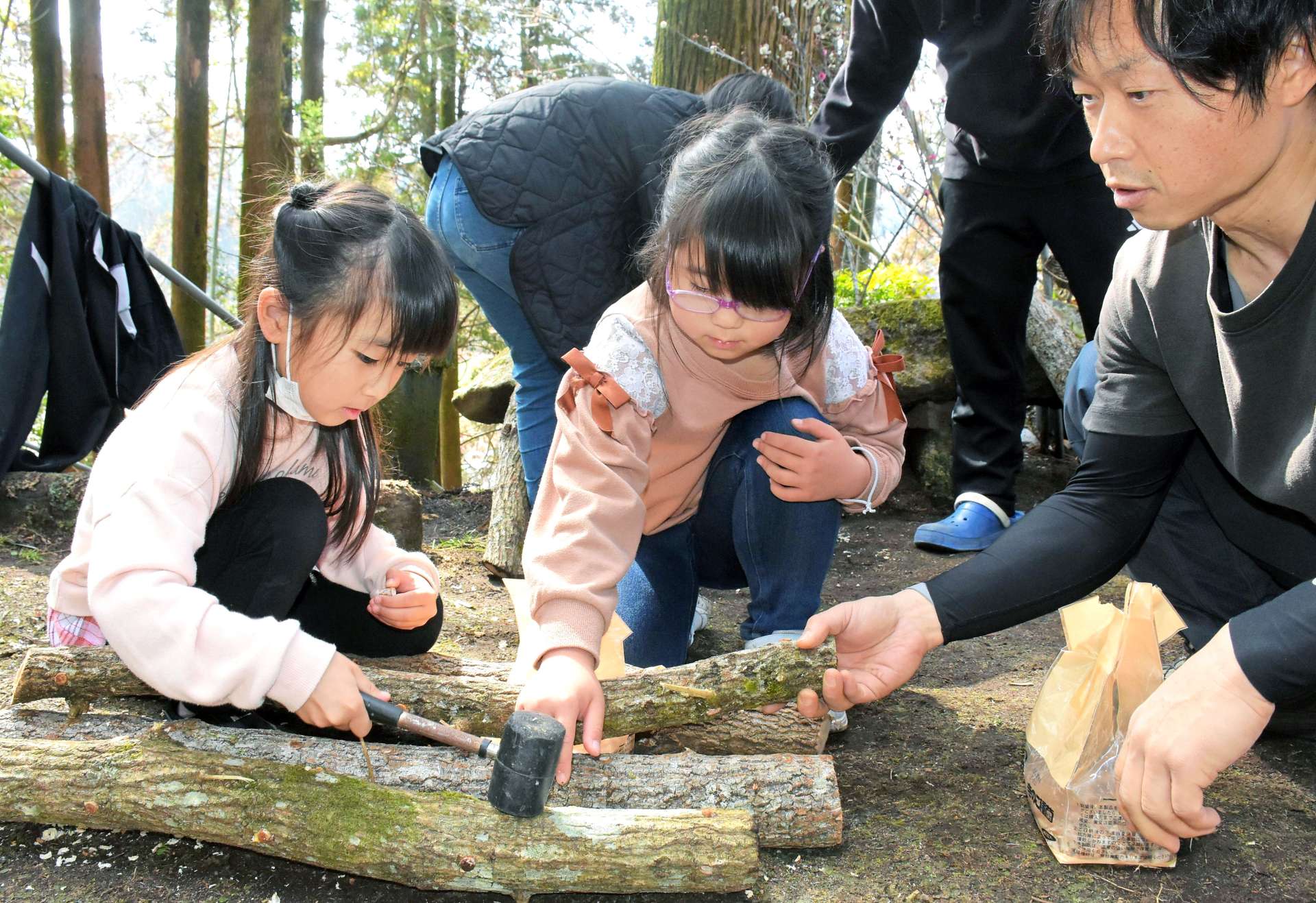 シイタケとキクラゲの駒打ちに挑戦する子どもたち＝志布志市松山町尾野見の霧島神社
