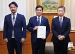 塩田康一知事に提言書を提出した津曲貞利座長（右）と松田忠大委員＝７日、県庁