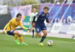 左サイドを駆け上がる鹿児島ユナイテッドＦＣの河村＝鹿児島市の白波スタジアム