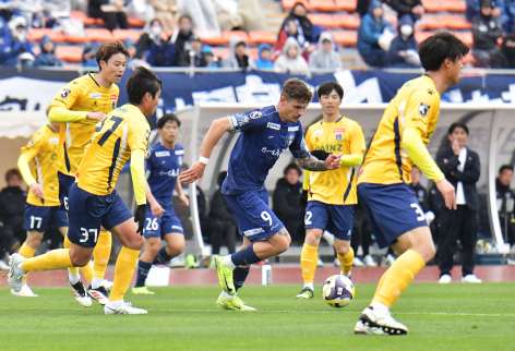 〈関連〉ドリブルで敵陣に切り込む鹿児島ユナイテッドＦＣのアンジェロッティ＝鹿児島市の白波スタジアム