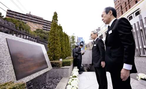 地下鉄日比谷線の列車脱線衝突事故発生から２５年となり、「安全の誓い」を黙読する東京メトロの山村明義社長（右から２人目）と川澄俊文会長＝８日午前９時２分、東京都目黒区（代表撮影）
