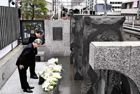 地下鉄日比谷線の列車脱線衝突事故の発生から２５年となり、慰霊碑で黙とうする東京メトロの山村明義社長（手前）と川澄俊文会長＝８日午前９時１分、東京都目黒区（代表撮影）