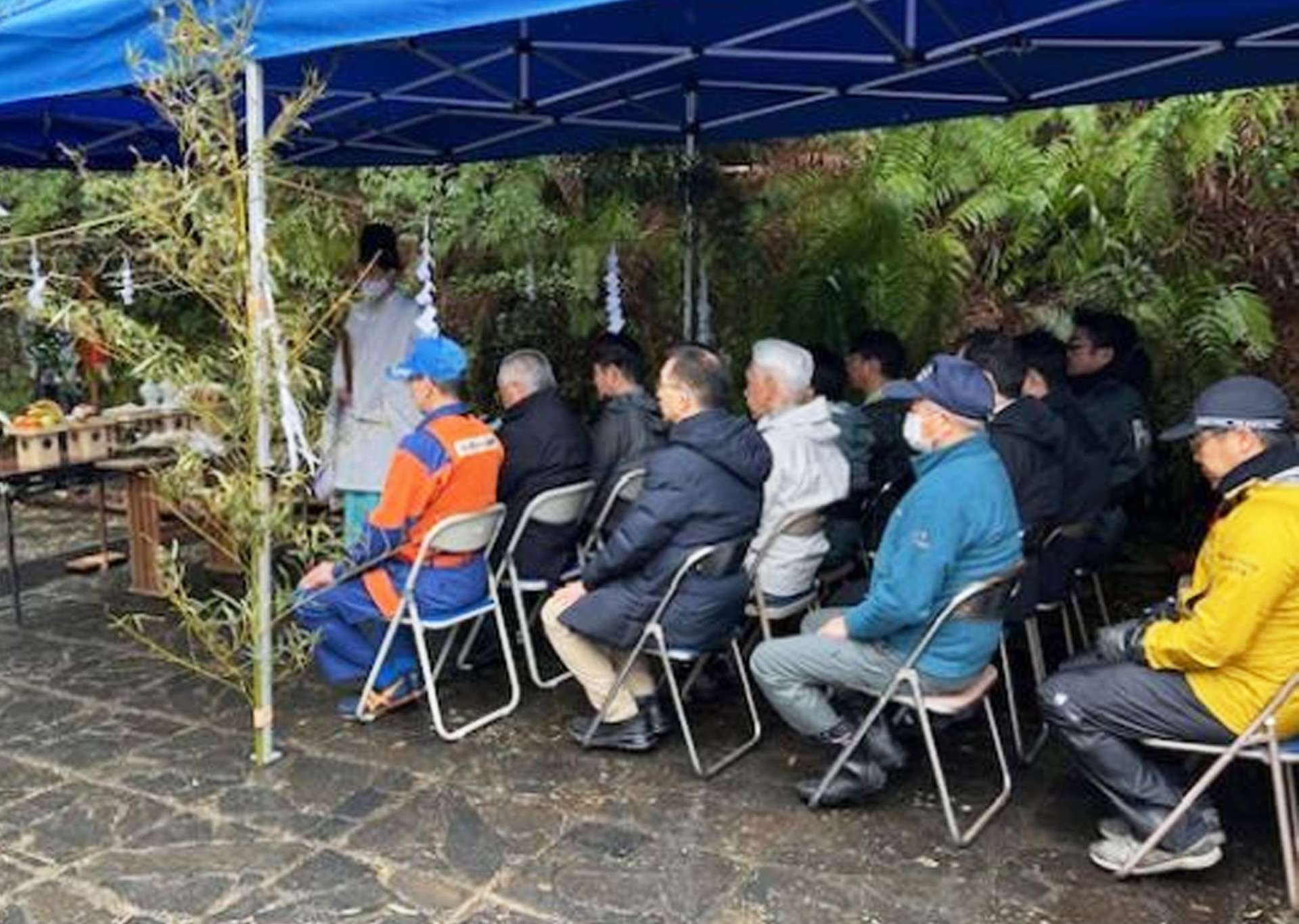 本格的な観光シーズンの到来を前に安全を祈願する地元関係者＝８日、屋久島町の白谷雲水峡