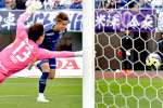 後半３９分、鹿児島Ｕの田中がヘディングシュートを決め４－２とする＝白波スタジアム