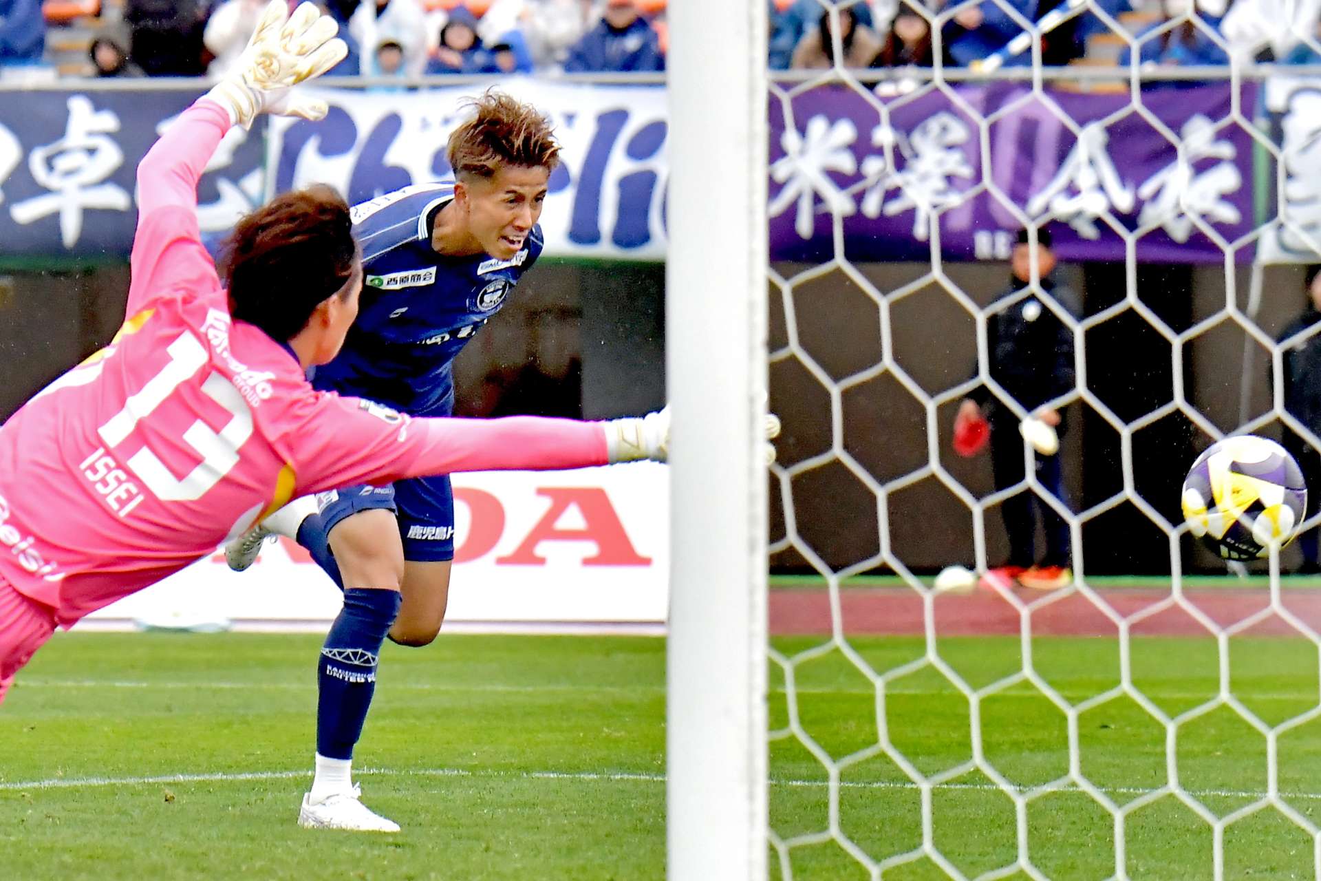 後半３９分、鹿児島Ｕの田中がヘディングシュートを決め４－２とする＝白波スタジアム