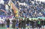 ホーム初白星を選手と喜ぶサポーター＝白波スタジアム