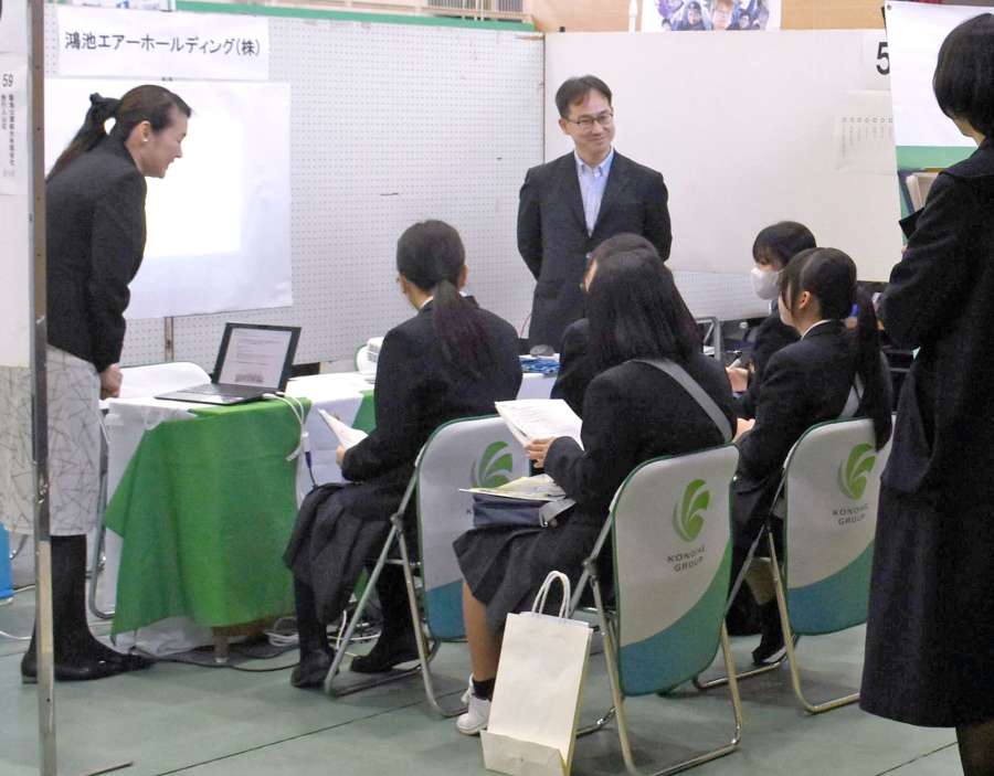 学生に業務内容を説明する鴻池エアーホールディングの担当者＝８日、霧島市隼人町内山田