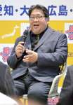 学生と本音を語り合う西製茶の西利実社長＝７日、鹿児島市のマークメイザン