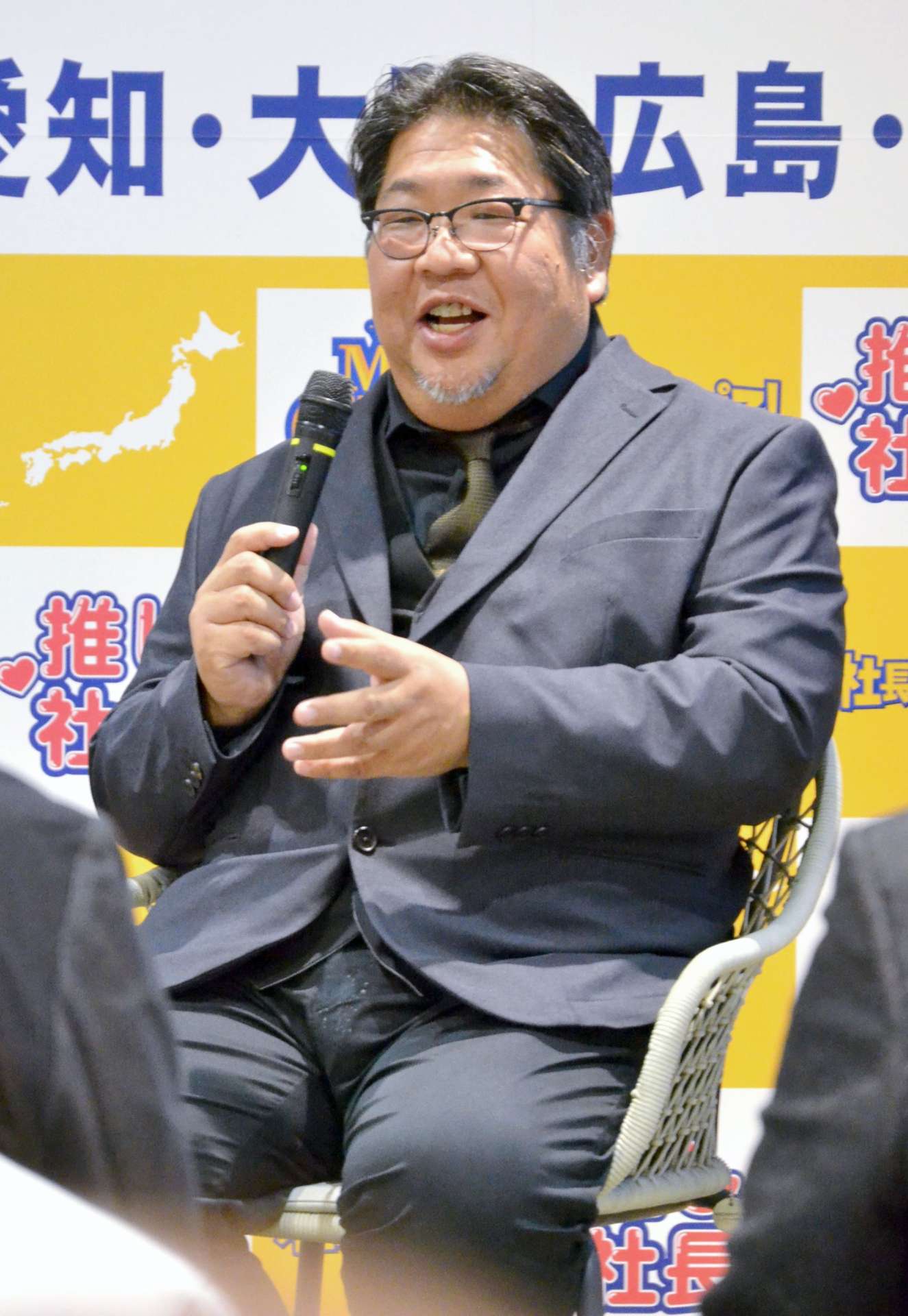 学生と本音を語り合う西製茶の西利実社長＝７日、鹿児島市のマークメイザン