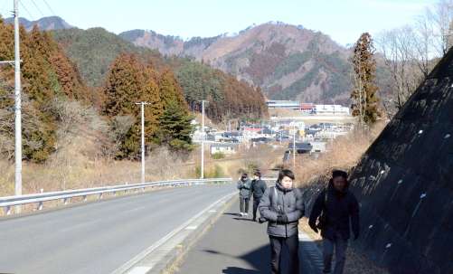 小中学生が津波から避難した「恋の峠」から望む釜石市の鵜住居地区＝２月、岩手県釜石市