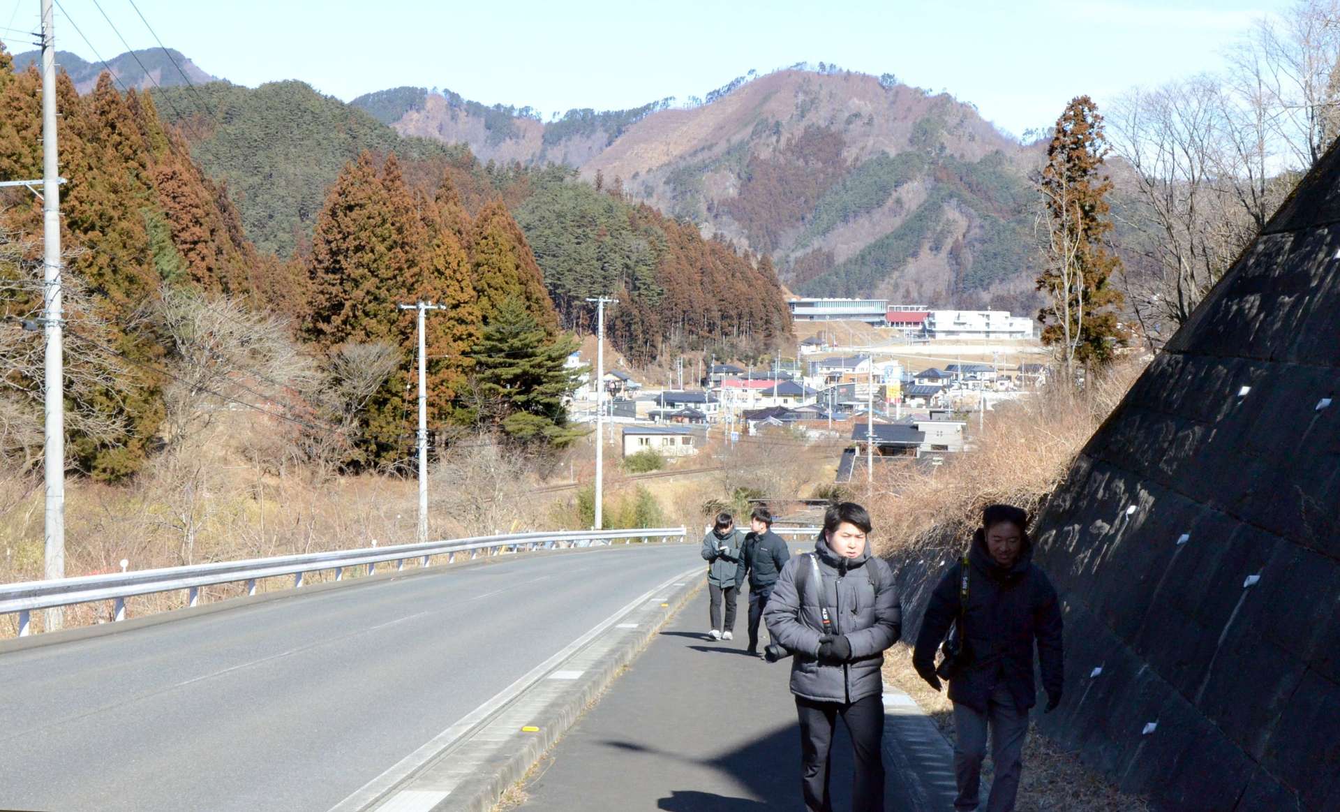 小中学生が津波から避難した「恋の峠」から望む釜石市の鵜住居地区＝２月、岩手県釜石市